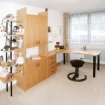 Schrank mit angefügtem Schreibtisch