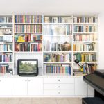 Regalwand mit Büchervitrinen