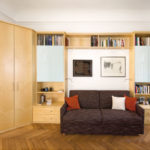 Wohnzimmer mit Eckschrank mit Glastüren