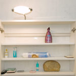 Spiegelschrank geöffnet
