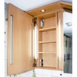 Spiegelschrank geöffnet
