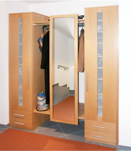 Dielenschrank mit offener Kleiderstange und Spiegelschiebetür