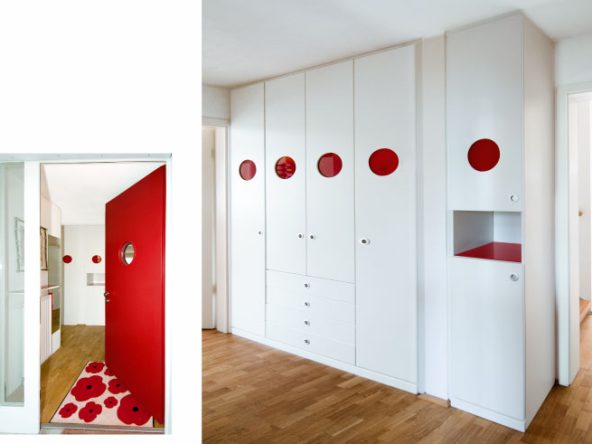 Einbauschrank mit roten Glasbullaugen