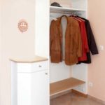 Garderobe mit offener Kleiderstange