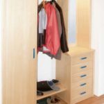 Dielenschrank mit Schubladenkommode