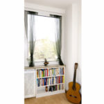 Regal unter dem Fensterbrett