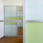 Schiebetür mit Alurahmen und farbigem Glas