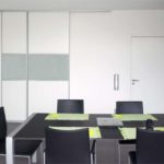 Raumteilerschiebetüren aus Laminat mit  lackierten Glaseinsätzen