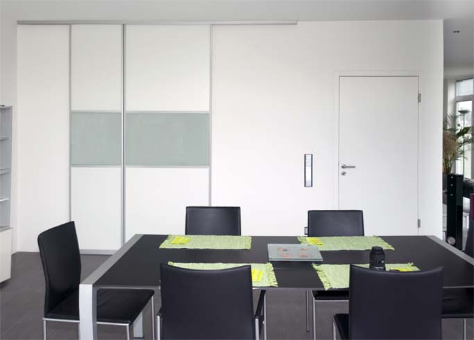 Raumteilerschiebetüren aus Laminat mit  lackierten Glaseinsätzen