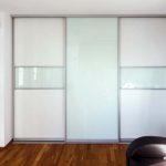 Schiebetüren mit Glaseinsätzen