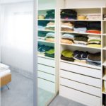 Schrankinnensystem mit Spiegel und Schubladen