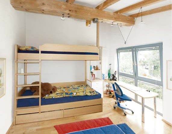 Kinderzimmer mit Stockbett mit ausziehbaren Bettkästen und Schreibtisch