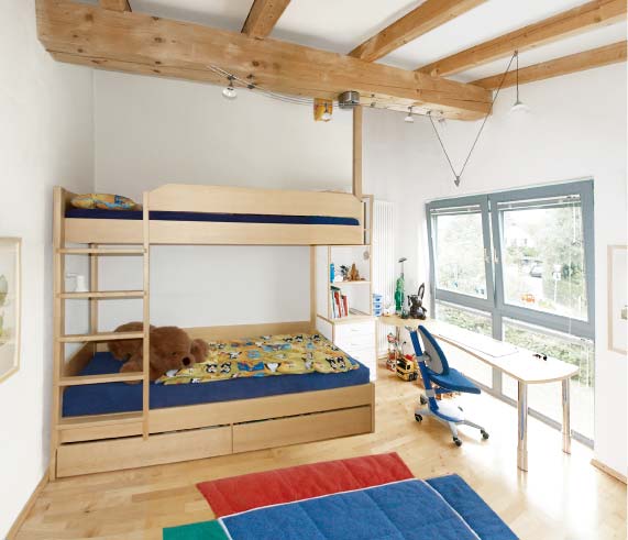 Kinderzimmer mit Stockbett mit ausziehbaren Bettkästen und Schreibtisch