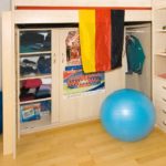 Schiebetürschrank unter dem Hochbett