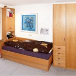 Kleiderschrank und Bett mit Kopfteiltruhe