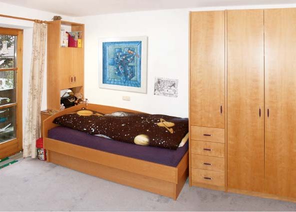 Kleiderschrank und Bett mit Kopfteiltruhe