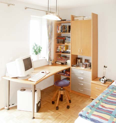 Schreibtisch und Schrank mit Schubläden und Regalteil