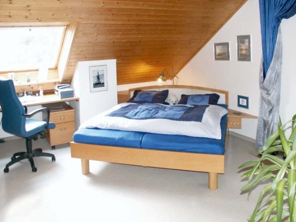 Doppelbett in der Mansarde