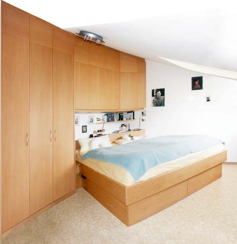 Doppelbett mit Kleiderschrank und Bettüberbau