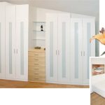 Schlafzimmer mit Doppelbett und Kleiderschrank