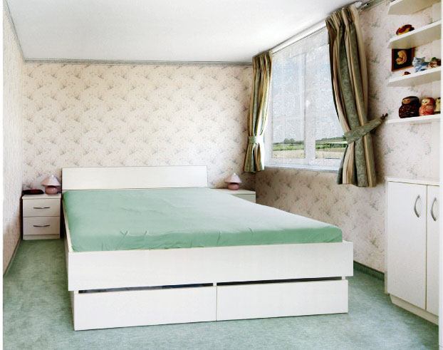 Bett mi9t ausziehbaren Bettkästen