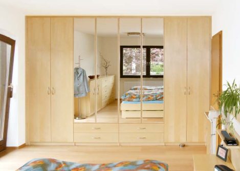 Einbauschrank aus hellem Holz urbana möbel München