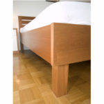 Doppelbett mit Holzfuß