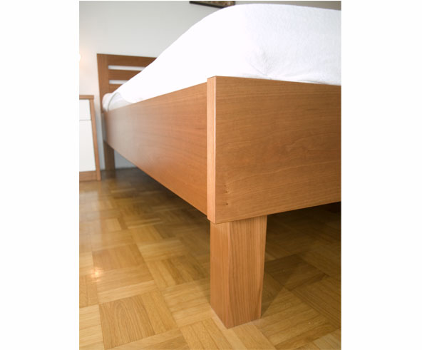 Doppelbett mit Holzfuß