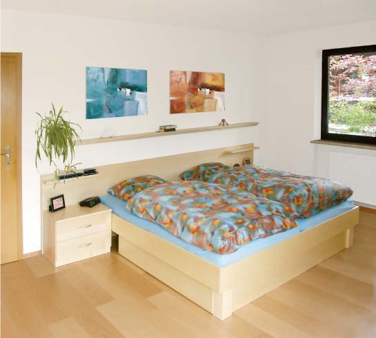 Schlafzimmer mit Regalüberbau