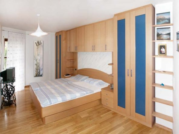 Doppelbett mit Bettüberbau und Kleiderschrank