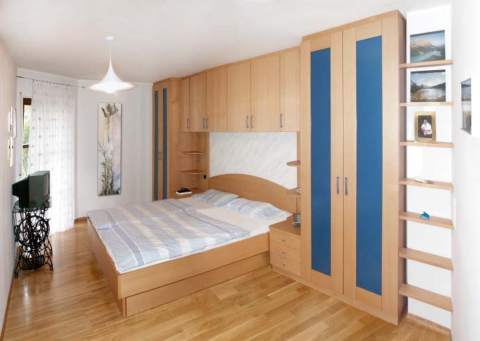 Doppelbett mit Bettüberbau und Kleiderschrank