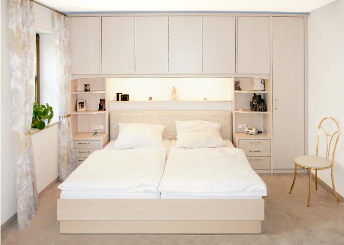 Schlafzimmerschrank mit Bettüberbau