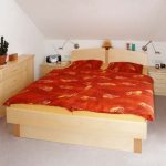 Schlafzimmer mit Schlafzimmerkommode und Nachtkästchen