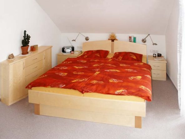 Schlafzimmer mit Schlafzimmerkommode und Nachtkästchen