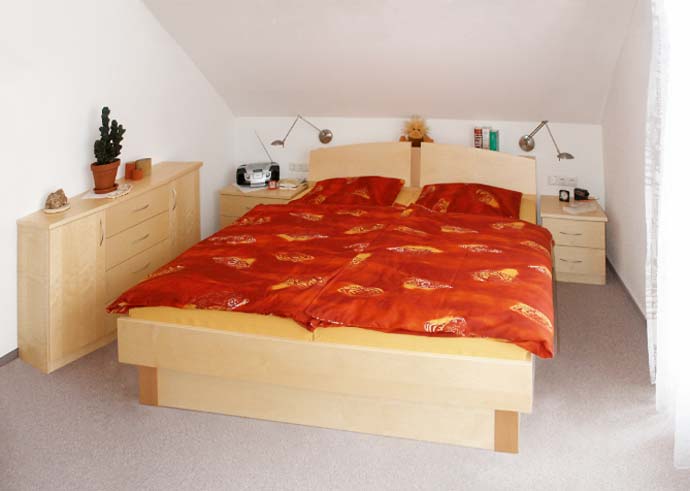 Schlafzimmer mit Schlafzimmerkommode und Nachtkästchen
