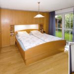 Schlafzimmer mit Bettüberbau, Kleiderschrank über Eck und Doppelbett