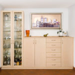 Vitrine und Sideboard