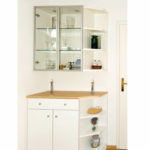 Hängevitrine und Eckkommode