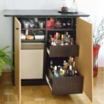 Schnapsschrank mit Barauszügen und Minibar