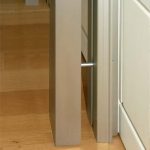 Den Regalseiten vorgelagerte Aluprofile