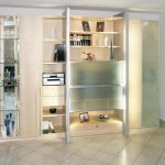 Wohnzimmerschrank mit Hubschiebetüren,Vitrinen und Beleuchtung