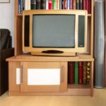 TV-Möbel mit kleinen Schiebetüren