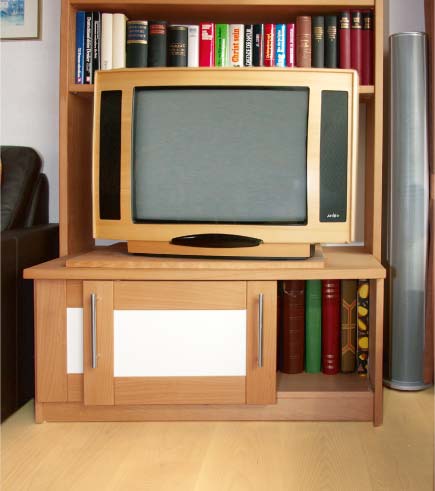 TV-Möbel mit kleinen Schiebetüren