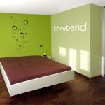 Schlafzimmer mit begehbarem Schrank und „schwebendem“ Bett