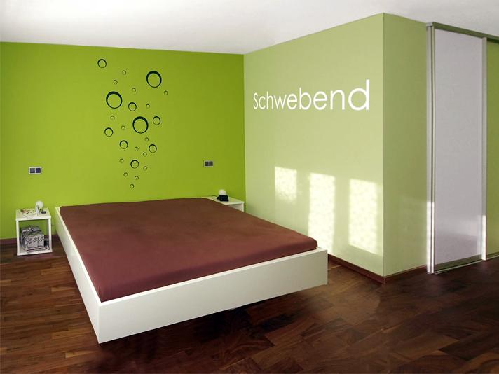 Schlafzimmer mit begehbarem Schrank und „schwebendem“ Bett