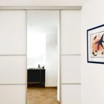 Begehbarer Mini-Schrank: Schranksystem mit Schiebetüren bei minimaler Fläche