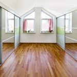 Ankleidezimmer-Einbauschrank: Einbau in steile Mansarde