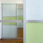 Ankleidezimmer-Einbauschrank: Verspiegelte Schiebetüren mit farbigem Glas
