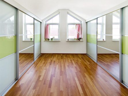 Ankleidezimmer-Einbauschrank: Einbau in steile Mansarde