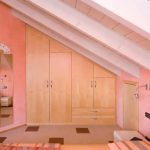 Begehbarer Kleiderschrank in der Dachschräge: Einbauschrank aus Holz